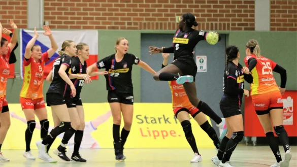 Blombergs Laetitia Quist steigt zum Freiwurf hoch. Am Samstag trifft sie mit ihrem Team auf Bayer 04 Leverkusen. - &copy; Oliver K&ouml;nig