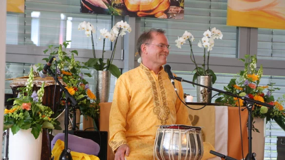 Sukadev Volker Bretz unterrichtet Yoga. - © Yoga Vidya