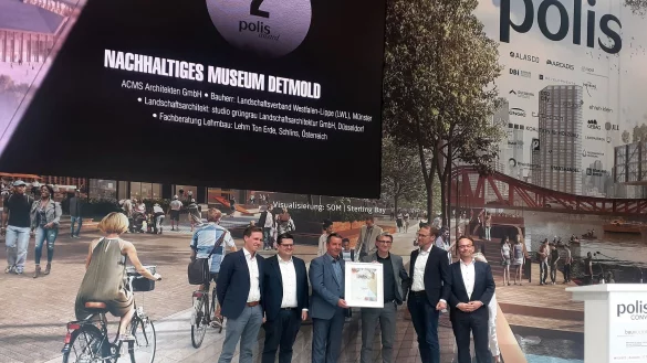 Die Projektbeteiligten (von links) Simon Waigand (ACMS), Dr. Urs Frigger (LWL-Dezernent), Matthias Gundler (LWL-BLB), Prof. Christian Schlüter (ACMS), Olaf Scheinpflug (ACMS), Matthias Sommer (Laudator, ENGIE Deutschland) - © ACMS Architekten GmbH