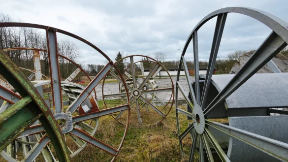 Zwischen Freibad und Eggestadion gibt es einen Platz, der derzeit vom Bauhof als Lagerm&ouml;glichkeit f&uuml;r alte Kabeltrommeln und etwas Gr&uuml;nschnitt genutzt wird. Er k&ouml;nnte ein Wohnmobilhafen f&uuml;r Horn werden. - &copy; Archivfoto: Jost Wolf