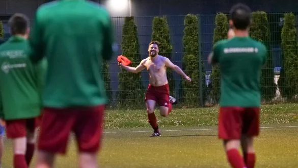 Fertigmachen zum Trikotwechsel. Nach seinem Tor zum 4:1 kann Domenik Johnson nicht schnell genug das gr&uuml;ne Meistershirt des Blomberger SV &uuml;berziehen. - &copy; J&ouml;rg Hagemann