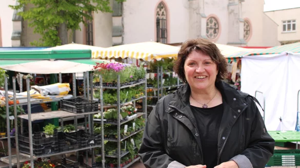 Die SPD-Kandidatin Ellen Stock liebt den Trubel auf dem Lagenser Marktplatz. Hier wirbt sie f&uuml;r ihre zweite Amtszeit im D&uuml;sseldorfer Landtag. - &copy; Philipp Kersten