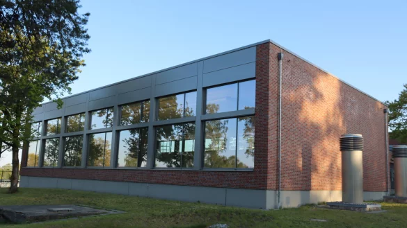 Die Augustdorfer Grundsch&uuml;ler nutzen derzeit das Bad der Bundeswehr f&uuml;r den Schwimmunterricht. - &copy; Bundeswehr / Stefan Hoffmann