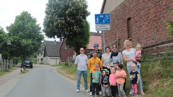 Steve Karkowski (links) und weitere Eltern m&ouml;chten, dass sich die Autofahrer an der Istruper Kita in der Dorfstra&szlig;e an die Geschwindigkeitsbegrenzung halten. Die Kita befindet sich links hinter dem schwarzen Auto im Hintergrund. - &copy; Karolina Schmidt