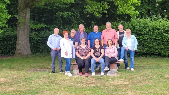 Vorstand F&ouml;rdervereins, Anna Schwekendiek, Sandra Reese,
Janine K&uuml;hne, Vanessa Jama (vorn, von links); sowie (hinten, von links), der Wahlvorstand: Andreas von Bork, Thomas Schwekendiek, Addy Albert, Daniel D&uuml;wel, Willi D&uuml;wel, Boris Kasper, Conny D&uuml;stersiek - &copy; Willi D&uuml;wel
