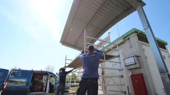 Zwei Mitarbeiter der Firma Streich montieren ein neues Vordach an der Erdgas-Tankstelle. Auch wenn diese wegen eines fehlenden Ersatzteils vorübergehend außer Betrieb ist, investieren die Stadtwerke Lemgo am Liemer Weg. - © Jens Rademacher