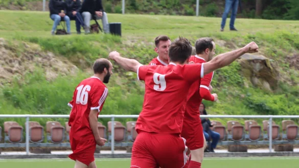 Der RSV Barntrup jubelt mit Kevin Elsner (Nummer 9). - &copy; Sebastian Lucas(LZ)