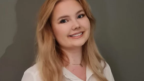 Welche Lehren ziehen Sie aus den Pandemie-Erfahrungen f&uuml;r die Schulpolitik?

"Die einen haben ein Tablet, um den Unterricht allein aus dem eigenen Zimmer verfolgen zu k&ouml;nnen, w&auml;hrend andere mit mehreren Personen in einem Raum mit dem Smartphone versuchen mitzuhalten. Es gibt keine Bildungsgerechtigkeit!"

Wie wird die Polizei-Pr&auml;senz in Lippe verst&auml;rkt?

"Wir brauchen mehr Kriminalit&auml;t! Also, glaube ich. Zumindest wird immer gesagt, es sei zu ruhig in meiner Heimatgemeinde, um mehr Polizeipr&auml;senz zu fordern. "

Was tun Sie gegen den Fachkr&auml;ftemangel in Handwerk, Gastronomie, Industrie?

"Richtige Bezahlung?! Bei dem Gehalt w&uuml;rde ich auch nicht wieder kommen, nach dem man in Zeiten der Pandemie gek&uuml;ndigt wurde."

Wie k&ouml;nnen Gefl&uuml;chtete in Arbeitsmarkt und Gesellschaft integriert werden?

"Meinen Sie Ukrainer:innen oder auch andere Gefl&uuml;chtete? Meiner Meinung nach darf es hier keine Zwei-Klassen-Politik geben, alle Gefl&uuml;chteten sollten mit der gleichen Sorgfalt bei oben angef&uuml;hrten Aufgaben unterst&uuml;tzt werden." - &copy; Annalena Thiel