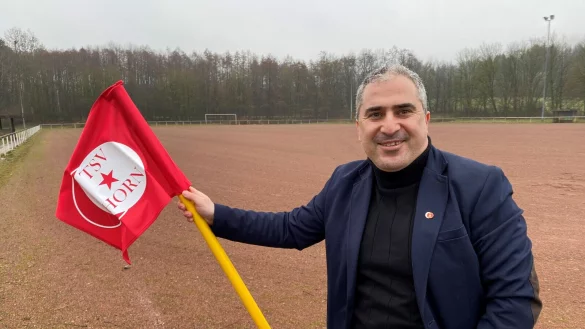 Ender &Uuml;nal, Manager des TSV Horn, hofft auf eine Pokal&uuml;berraschung. - &copy; Sebastian Lucas