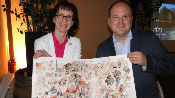 Vorsitzende Kathrin Ridder und B&uuml;rgermeister Christoph Dolle zeigen ein &bdquo;Wimmelbild" der Nelkenstadt. Das quirlige Bild liefert optische Hinweise f&uuml;r zahlreiche Attraktionen. - &copy; Hajo G&auml;rtner