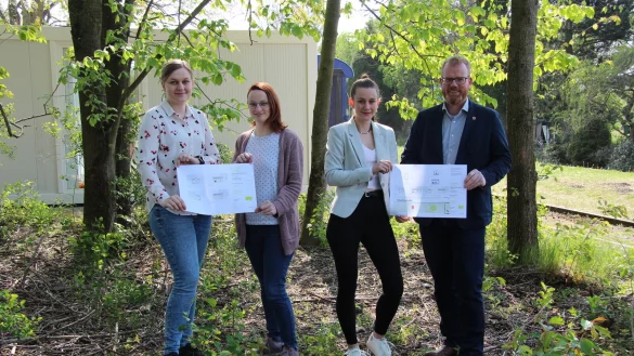 Halten die Pl&auml;ne zur Jugendh&uuml;tte in den H&auml;nden: Johanna M&uuml;ller (von links) und Constanze Willimczik von der Jugendarbeit der evangelischen Kirchen in D&ouml;rentrup (D&ouml;Ju) sowie Martha Johannsmeier vom benachbarten Kulturstellwerk Nordlippe und B&uuml;rgermeister Friso Veldink. ⋌&nbsp;&nbsp;&nbsp; - &copy; Nadine Uphoff