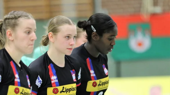 Auch im vergangenen Spiel gegen die HSG Bensheim/Auerbach kam Leni Ruwe (Mitte), hier mit Nele Wenzel (links) und Laetitia Quist zum Einsatz und erzielte einen Treffer. - &copy; Oliver K&ouml;nig