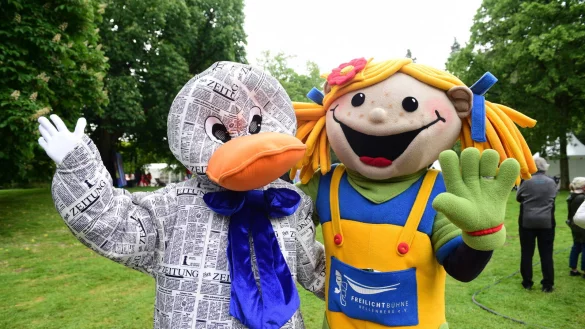 Bella und Paula Print freuen sich auf viele tolle Bilder zum Thema "tierisch wild - Madagascar". - &copy; Nicole Ellerbrake