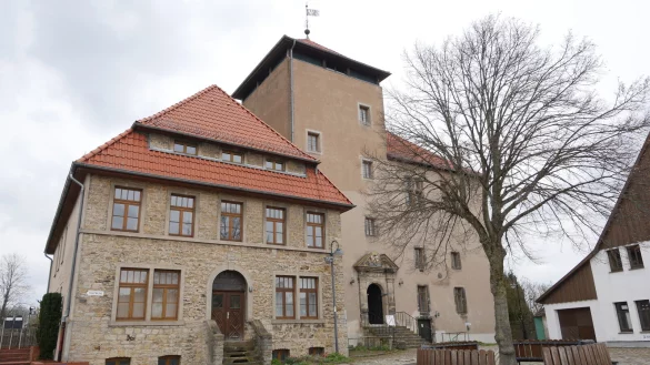 Bei der Burg Horn m&uuml;ssen f&uuml;r 14.000 Euro die Fenster gestrichen werden. 10.000 Euro werden f&uuml;r die mechatronische Schlie&szlig;anlage ben&ouml;tigt. - &copy; Jost Wolf
