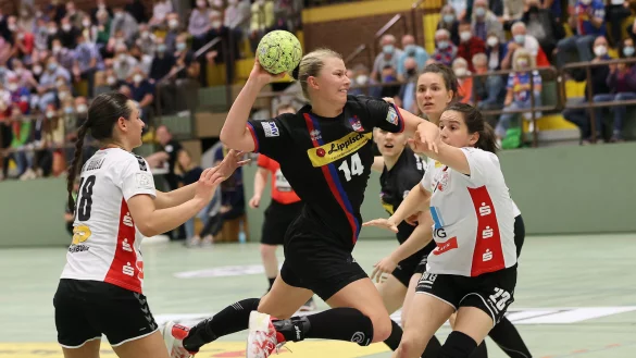 Kamila Kordovska zieht zum Tor des SV Union Halle-Neustadt. - &copy; paul cohen