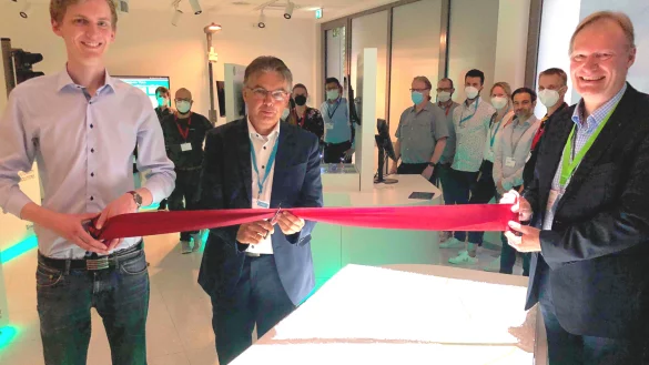 Den Showroom des Fraunhofer-Instituts weihen (von links) Markus Br&uuml;ning, Professor J&uuml;rgen Jasperneite und Jens-Peter Seick im Beisein von kommunalen Digitalisierungsfachleuten ein. - &copy; Till Brand