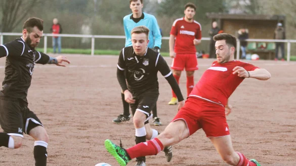 Mit der Fußspitze nach vorne: Zukünftig sollen die Duelle im Eggestadion auf Kunstrasen stattfinden. Die Stadt wartet nur noch auf die Bewilligung der Fördermittel. - © Sebastian Lucas