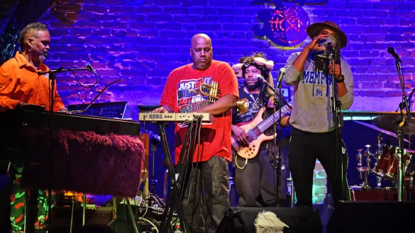 Begeisterten im Red Horn District: Bobby Sparks, Saxofonist Keith Anderson, Bassist Justin McKinney, S&auml;nger James Robinson (v.l.) - &copy; Nicole Ellerbrake