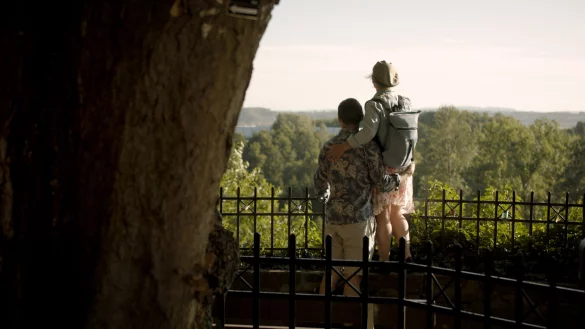 Die Protagonisten des Blomberger Imagefilms genie&szlig;en den Ausblick von der Burglinde aus. - &copy; Blomberg Marketing