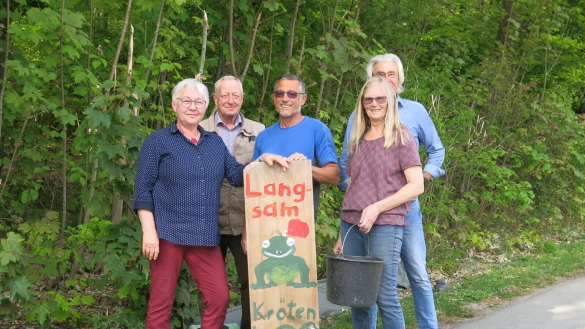 Die Amphibien-Retter aus der Hasenbrede sind (von links) Susanne Herzog, Hans Schlichtmann, J&uuml;rgen Blum, Paul Stephan und Susanne Blum. - &copy; J&uuml;rgen Blum