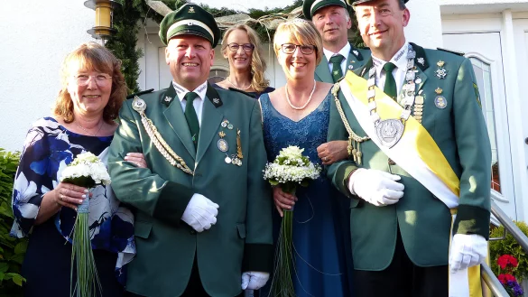 Die Hummerse K&ouml;nigsgesellschaft mit (von links) Conny Werner, Bj&ouml;rn Gerke, Ina Ostermann, K&ouml;nigin Dagmar Gerke, Rainer Ostermann, K&ouml;nig Elmar Reker. - &copy; Rudi Rudolph