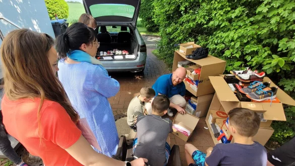 Jan Willer hat im wahrsten Sinn des Wortes alle H&auml;nde voll zu tun. Er versorgt die Kinder im Heim in Stapelage mit Schuhen. - &copy; Astrid Sewing