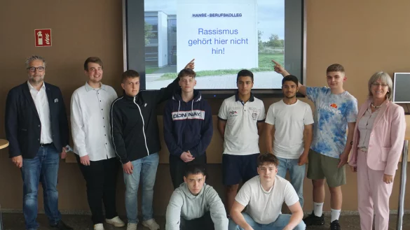 Schüler des Hanse-Berufskollegs haben sich im Rahmen des Projekts "Spotlight 2.0" mit Alltagsrassismus befasst. Zu sehen sind hier der stellv. Schulleiter Heiko Jucks, der verantwortliche Lehrer Max Goldstein (von links), am Projekt beteiligte Schülerinnen und Schüler und (rechts) Schulleiterin Susanne Tietje-Groß. - © Hanse-Berufskolleg