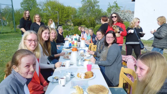 Das Mittwochstreffen von Ukrainerinnen und Hummersern ist gesellig, hinten links stehen Ramona Stukenberg und Monika Zenker-Kiel. - &copy; Rudi Rudolph