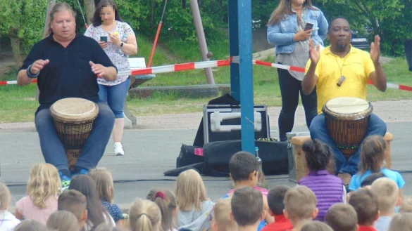 Trommelzauber an der Grundschule in der Senne: Hier sind Arnd Dalbeck und Kofi Hetcheli alias DJ Dr. Fofo in Aktion. - &copy; Grundschule in der Senne Augustdorf
