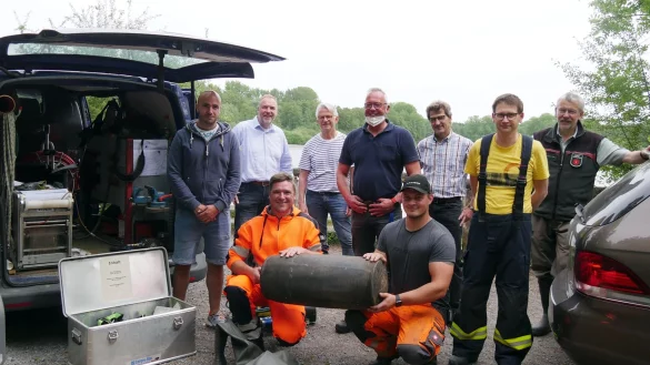 Vertreter des Fachbereichs Umwelt des Kreises Lippe, des Landesverbandes Lippe und der Biologischen Station Lippe bedanken sich bei den Stadtwerken, der freiwilligen Feuerwehr und dem Bauhof Horn-Bad Meinberg f&uuml;r die Unterst&uuml;tzung bei der Abdichtung des Norderteiches. - &copy; Kreis Lippe