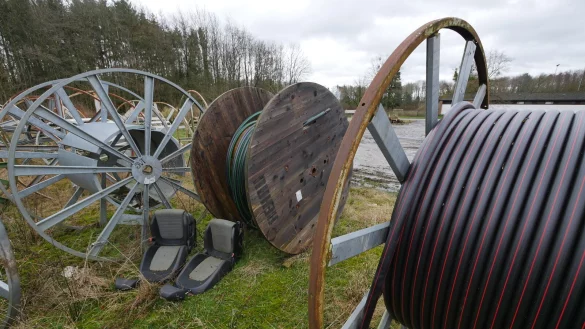 Unter anderem f&uuml;r Material, was bisher auf dem Schotterplatz zwischen Eggestadion und Freibad Horn gelagert wird, soll die Erweiterung des Bauhofs Platz bieten. Dazu geh&ouml;rt auch im Stadtgebiet aufgesammelter M&uuml;ll. - &copy; Jost Wolf