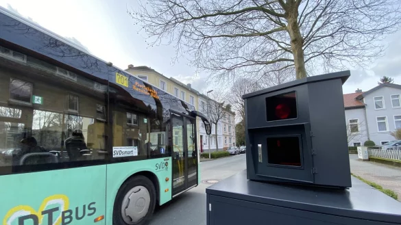 Erst sorgte der Blitzer-Anh&auml;nger &bdquo;Horst" rund um die Uhr f&uuml;r scharfe Fotos von Tempo-S&uuml;ndern. Inzwischen ist in Detmold die Nachfolgerin &bdquo;Xena" im Einsatz. Der Kreis schickt nun &bdquo;Danijel" auf Raserjagd.&nbsp; - &copy; Archivfoto: Sven Koch