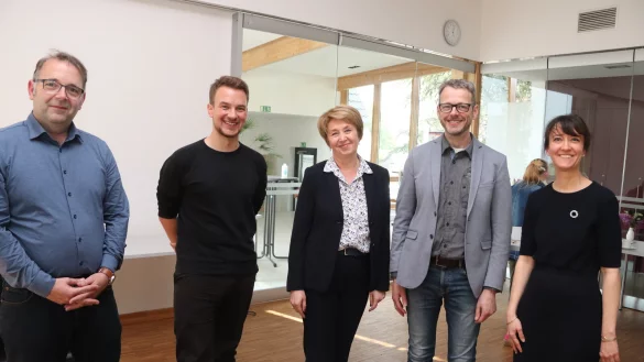 Erinnern sei wichtig, davon sind Oliver Nickel (v. l.), Michael Papendick, Vlada Safraider, Frank Spreen-Ledebur und Nike Alkema überzeugt. Foto: Knut Dinter - © Knut Dinter