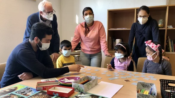 Omar Aref (von Links), Peter Buchmann, Sevgi Yasar und Chudomira Kolodziej mit den Kindern Antonio (von links), Niwana und Tsvetomira im Begegnungszentrum der AWO in Sch&ouml;tmar.&nbsp; - &copy; Sven Kienscherf