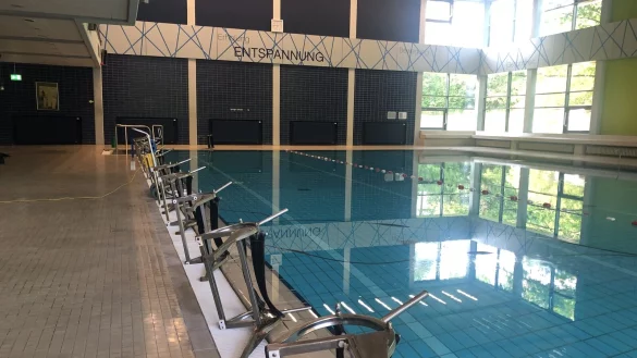 Lange bleibt das Becken nicht leer: Das Badehaus macht wieder auf. - &copy; Silke Buhrmester