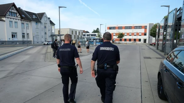 Der Kommunale Ordnungsidenst &uuml;berpr&uuml;ft am Bahnhof die Einhaltung der Mundschutz-Pflicht in Bussen. - &copy; Sven Koch(LZ)