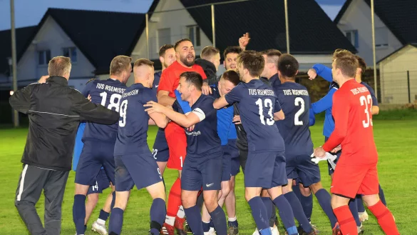 Der TuS Asemissen feiert. - &copy; paul cohen