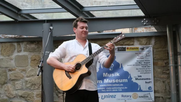 Shane Hennessy aus Irland kommt mit sanften Gitarrenkl&auml;ngen nach Lemgo. - &copy; Philipp Marx