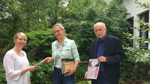 Angebot im Haus des Haus des Gastes Hörste: Teilnehmerin Kathrin Drexhage, Schreibbegleiterin Annika Ginau und Wolfgang Thevis (von links) freuen sich auf den Workshop. - © Tourist-Info Lage