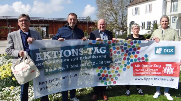 Organisieren den Aktionstag der Menschen mit Behinderung federführend: Michael Meier (Vorsitzender Netzwerk Behinderte und Senioren Bad Salzuflen), Oliver Siekmann, Michel Feiler (beide Stadt Bad Salzuflen), Ulrike Häcker (Kompetenzzentrum Selbstbestimmt Leben OWL) und Sonja Wagner (Ergänzende unabhängige Teilhabe-Beratung EUTB und Selbsthilfe Lippe e.V.) (von links). - © Foto: Stadt Bad Salzuflen