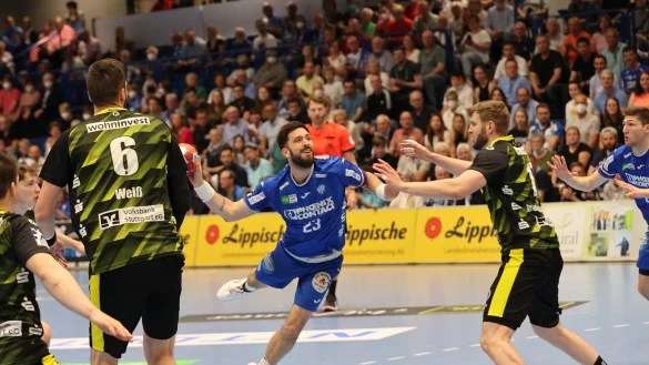 Lemgos Tim Suton h&auml;ngt sich voll rein. - &copy; paul cohen