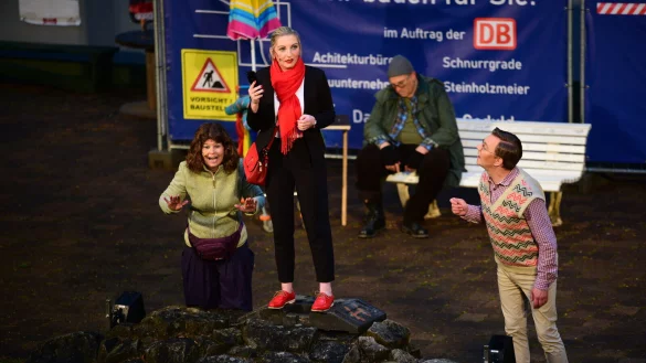 Mit der Bahnhofs-Komödie „Es fährt kein Zug nach Irgendwo" von Winnie Abel startet die Freilichtbühne Bellenberg in die Saison. - © Nicole Ellerbrake