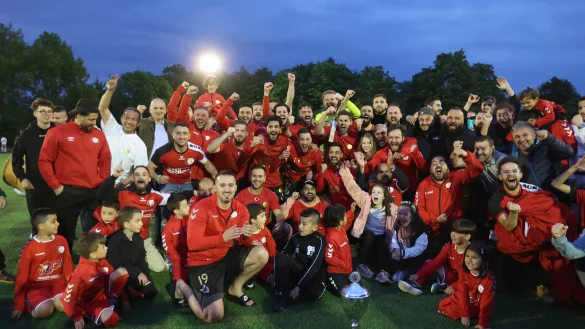 Der TSV Horn feiert den Pokalsieg in Remmighausen. - &copy; paul cohen