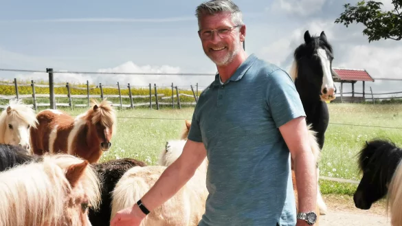 Ein Streichelzoo im Extertal: das Jugendkompetenz-Team um den Vorsitzenden Thomas Empting (Foto) hat die W&uuml;nsche der Extertaler Kinder und Jugendlichen erfragt. Das Ergebnis: die Vereine decken den gr&ouml;&szlig;ten Bedarf ab. Was fehlt, sind Bikepark und Spielger&auml;te. - &copy; Sylvia Frevert