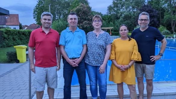 Der Vorstand (von links): S&ouml;ren Birth (Kassenwart), Mario Kias (1. Vorsitzender), Inge Dunkel (Pressewartin), Marei Hanke (Schriftf&uuml;hrerin) und Frank L&uuml;kermann (2. Vorsitzender). - &copy; Freibadinitiative Heiden