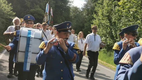Begleitet den Rundmarsch beim Zieglerjubiläum: der Spielmannszug Bega. - © Sylvia Frevert(LZ)