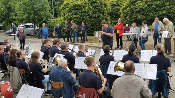 Fr&uuml;hschoppen zu Himmelfahrt: Das Lipperland-Orchester unter der Leitung von Peter Werpup hatte in diesem Jahr erstmals seit zwei Jahren wieder zum traditionellen Open Air-Konzert eingeladen. - &copy; Sylvia Frevert