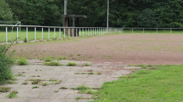 Der Tennenplatz im Eggestadion, auch Ascheplatz genannt, soll ein Kunstrasenplatz werden - das w&uuml;nschen sich die Sportvereine und der Stadtsportverband seit Jahren. - &copy; Archivfoto: Dieter Asbrock
