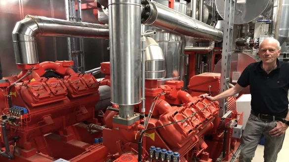 Uwe Weber, der Bereichsleiter Eigenerzeugung und B&auml;der der Stadtwerke, zeigt das Herzst&uuml;ck der neuen Flusswasser-W&auml;rmepumpe an der Regenstorstra&szlig;e.&nbsp; - &copy; Till Brand