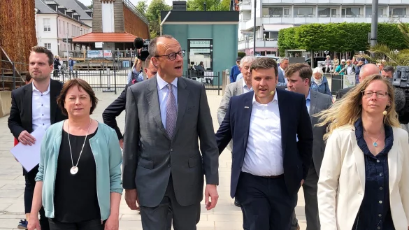 Friedrich Merz (Dritter von links) auf seinem Weg zur Konzerthalle in Bad Salzuflen. Rechts neben ihm gehen der lippische CDU-Vorsitzende Lars Brakhage und die CDU-Kandidatin f&uuml;r den Wahlkreis Lippe II, Christiane Thiel. Links neben Merz befindet sich die Spitzenkandidatin der CDU OWL f&uuml;r die Landtagswahl, Bianca Winkelmann (Rahden). - &copy; Thomas Reineke